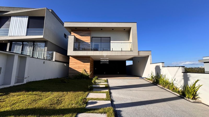 Sobrado em condom&iacute;nio 4 su&iacute;tes + 4 vagas de garagem  Arujá - 