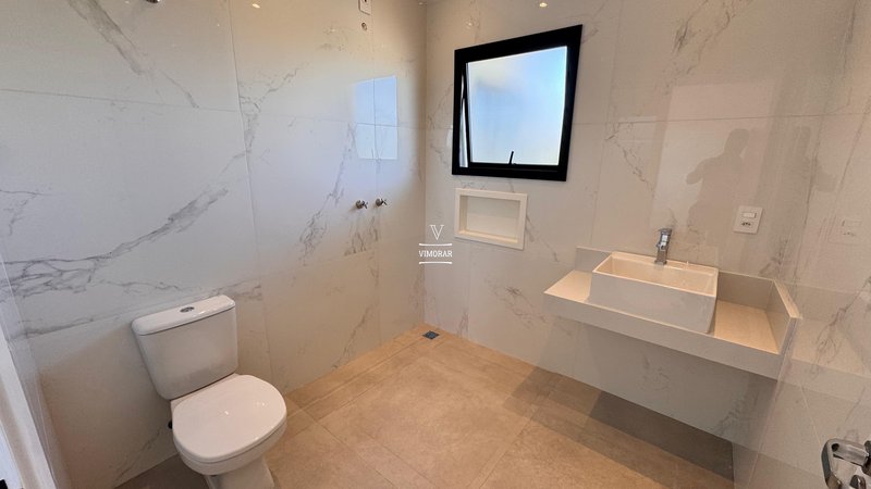 Sobrado em condom&iacute;nio 4 su&iacute;tes + 4 vagas de garagem  Arujá - 