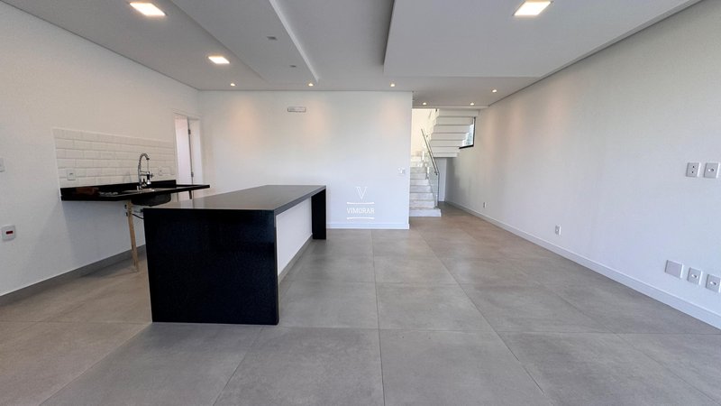 Sobrado em condom&iacute;nio 4 su&iacute;tes + 4 vagas de garagem  Arujá - 