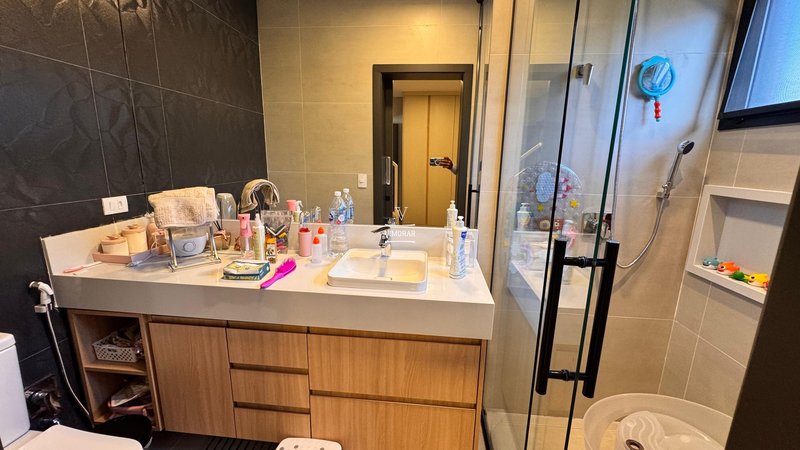 Sobrado em condom&iacute;nio 4 su&iacute;tes + &aacute;rea gourmet com churrasqueira  Arujá - 