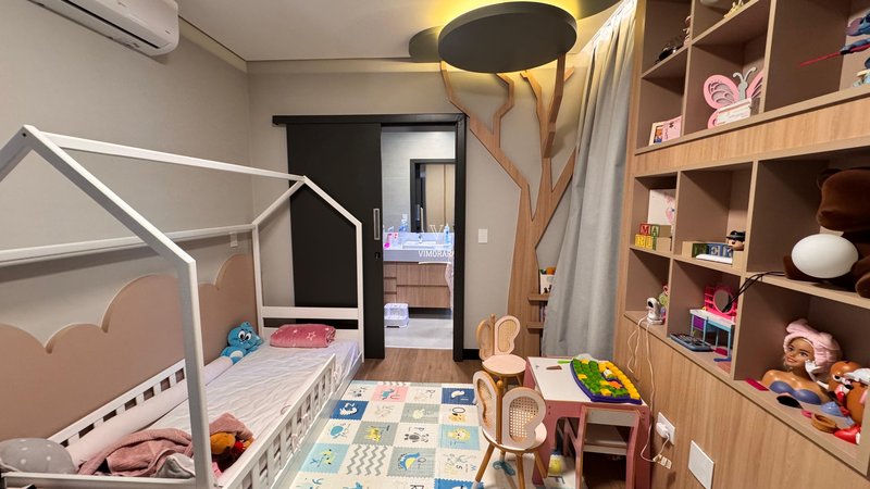 Sobrado em condom&iacute;nio 4 su&iacute;tes + &aacute;rea gourmet com churrasqueira  Arujá - 