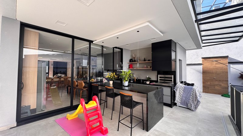 Sobrado em condom&iacute;nio 4 su&iacute;tes + &aacute;rea gourmet com churrasqueira  Arujá - 