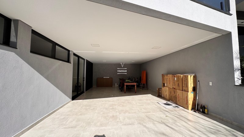 Sobrado em condom&iacute;nio 4 su&iacute;tes + &aacute;rea gourmet com churrasqueira  Arujá - 