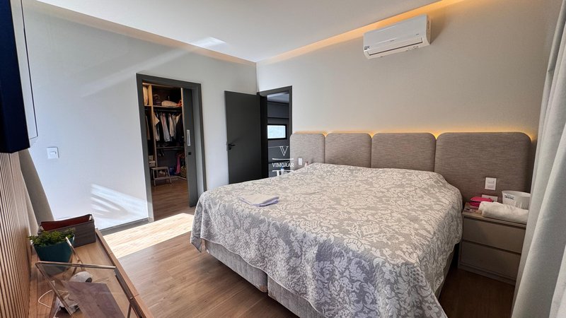 Sobrado em condom&iacute;nio 4 su&iacute;tes + &aacute;rea gourmet com churrasqueira  Arujá - 