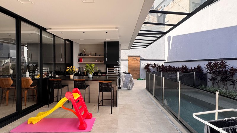 Sobrado em condom&iacute;nio 4 su&iacute;tes + &aacute;rea gourmet com churrasqueira  Arujá - 