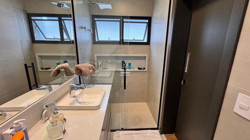 Sobrado em condom&iacute;nio 4 su&iacute;tes + &aacute;rea gourmet com churrasqueira  Arujá - 