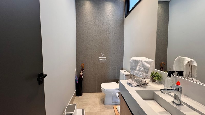 Sobrado em condom&iacute;nio 4 su&iacute;tes + &aacute;rea gourmet com churrasqueira  Arujá - 