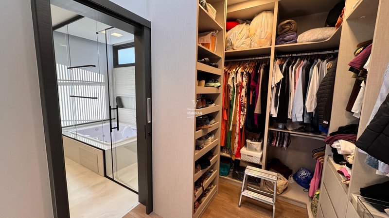 Sobrado em condom&iacute;nio 4 su&iacute;tes + &aacute;rea gourmet com churrasqueira  Arujá - 