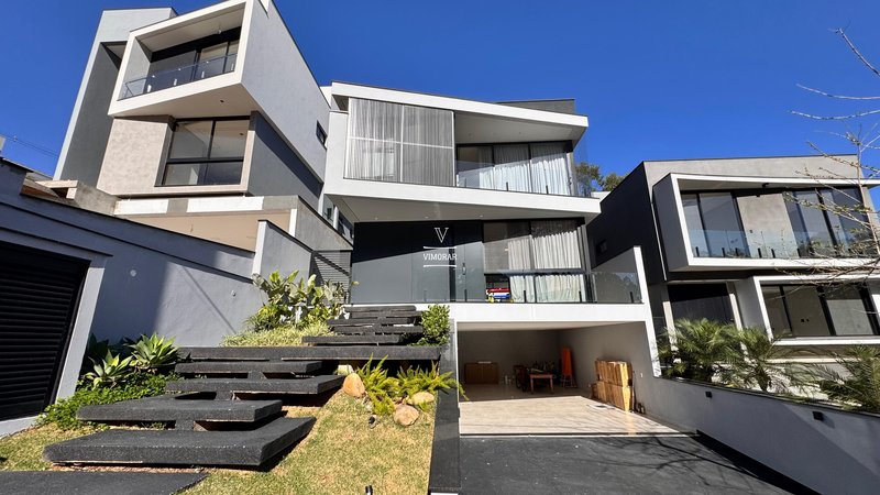 Sobrado em condom&iacute;nio 4 su&iacute;tes + &aacute;rea gourmet com churrasqueira  Arujá - 