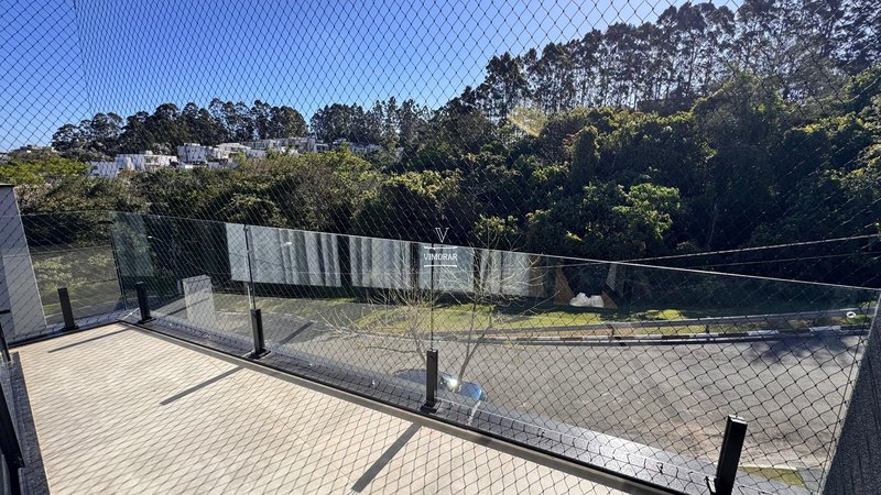 Sobrado em condom&iacute;nio 4 su&iacute;tes + &aacute;rea gourmet com churrasqueira  Arujá - 