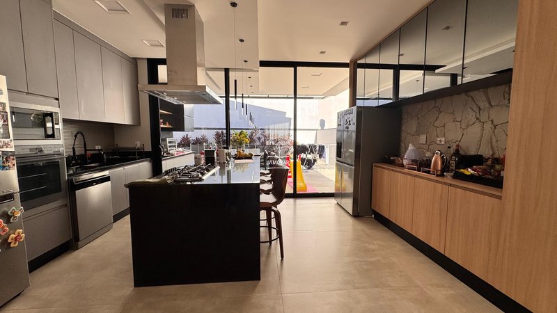 Sobrado em condom&iacute;nio 4 su&iacute;tes + &aacute;rea gourmet com churrasqueira  Arujá - 