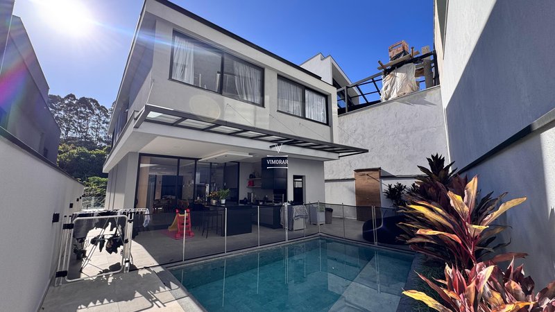 Sobrado em condom&iacute;nio 4 su&iacute;tes + &aacute;rea gourmet com churrasqueira  Arujá - 