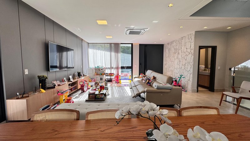 Sobrado em condom&iacute;nio 4 su&iacute;tes + &aacute;rea gourmet com churrasqueira  Arujá - 