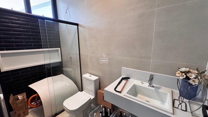 Sobrado em condom&iacute;nio 4 su&iacute;tes + &aacute;rea gourmet com churrasqueira  Arujá - 