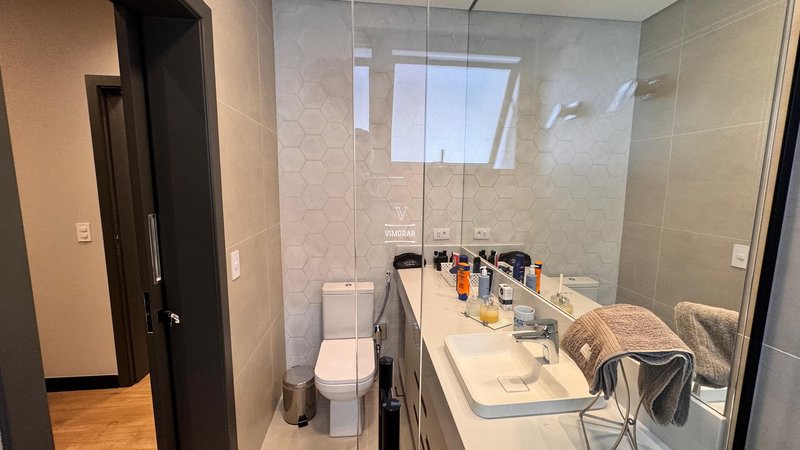 Sobrado em condom&iacute;nio 4 su&iacute;tes + &aacute;rea gourmet com churrasqueira  Arujá - 