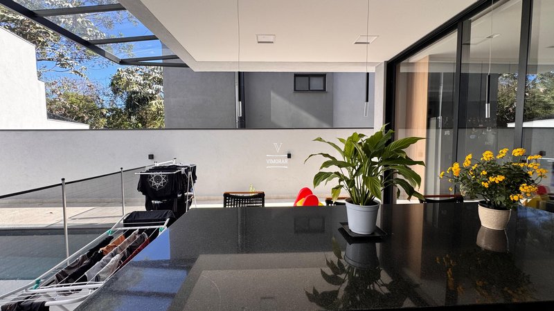 Sobrado em condom&iacute;nio 4 su&iacute;tes + &aacute;rea gourmet com churrasqueira  Arujá - 