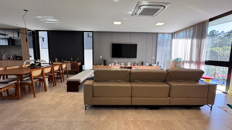 Sobrado em condom&iacute;nio 4 su&iacute;tes + &aacute;rea gourmet com churrasqueira  Arujá - 