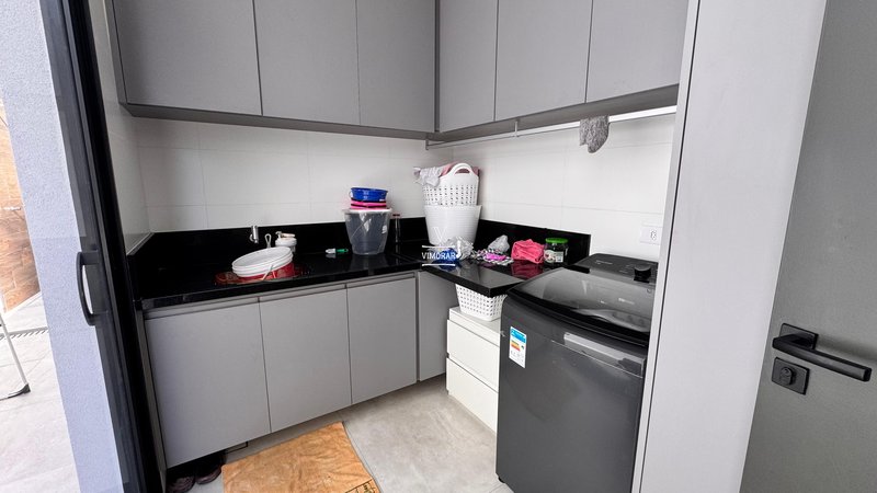 Sobrado em condom&iacute;nio 4 su&iacute;tes + &aacute;rea gourmet com churrasqueira  Arujá - 