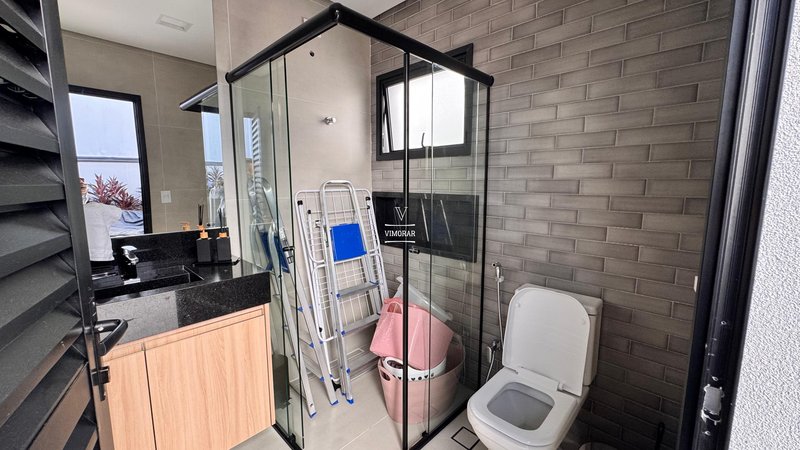 Sobrado em condom&iacute;nio 4 su&iacute;tes + &aacute;rea gourmet com churrasqueira  Arujá - 