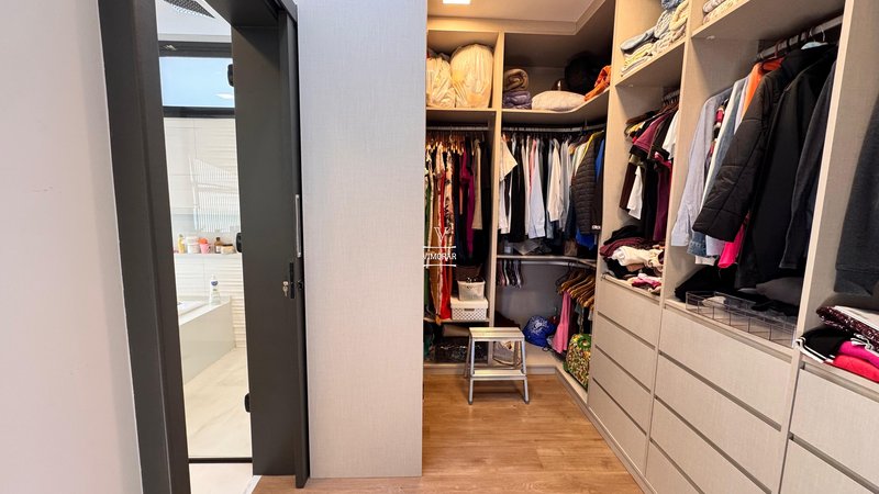 Sobrado em condom&iacute;nio 4 su&iacute;tes + &aacute;rea gourmet com churrasqueira  Arujá - 