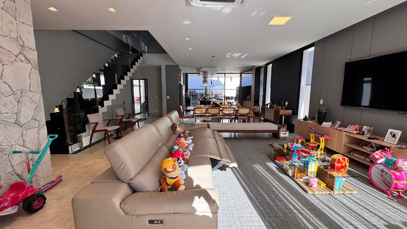 Sobrado em condom&iacute;nio 4 su&iacute;tes + &aacute;rea gourmet com churrasqueira  Arujá - 