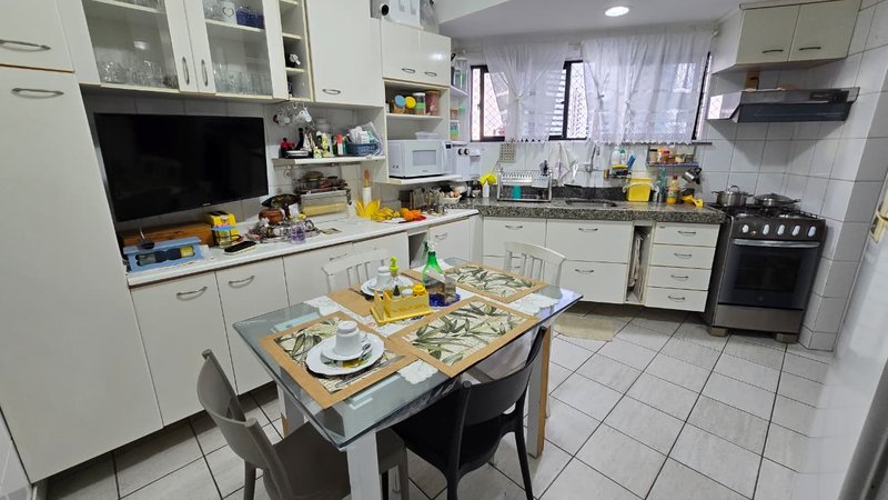 3 quartos (1 suíte). 125m². Varanda. Nascente. Dependência completa. 2 vagas de garagem Rua Carlos Pereira Falcão Recife - 