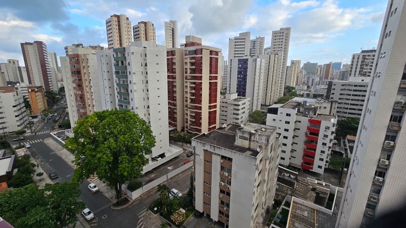 3 quartos (1 suíte). 125m². Varanda. Nascente. Dependência completa. 2 vagas de garagem Rua Carlos Pereira Falcão Recife - 