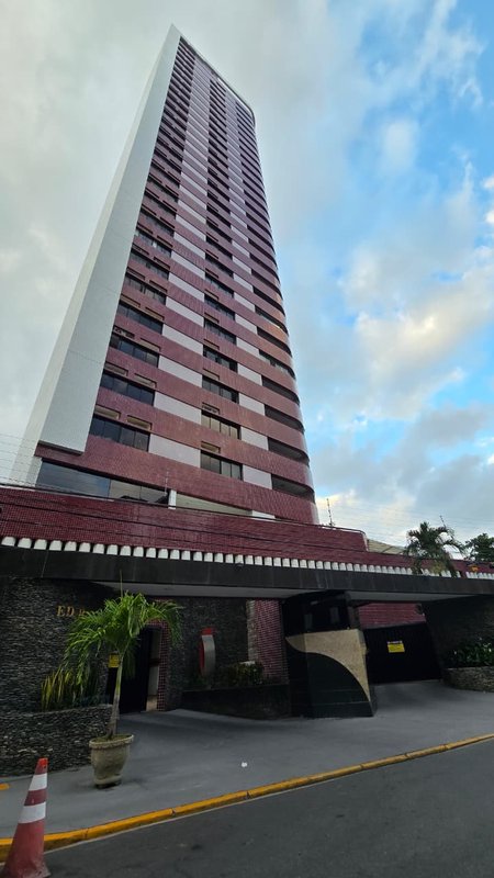 3 quartos (1 suíte). 125m². Varanda. Nascente. Dependência completa. 2 vagas de garagem Rua Carlos Pereira Falcão Recife - 