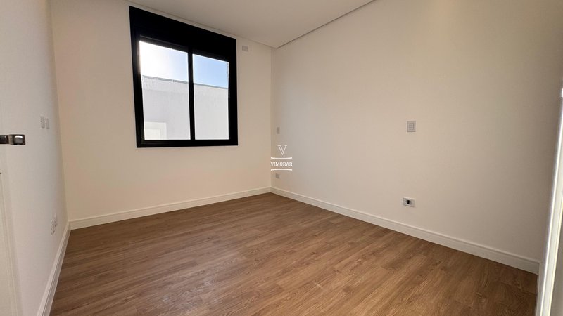 Sobrado em condom&iacute;nio 4 su&iacute;tes + 4 vagas de garagem  Arujá - 