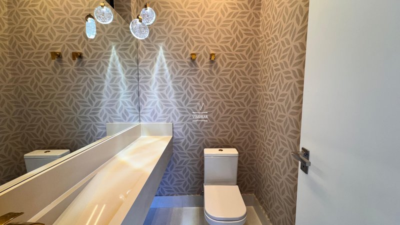 Sobrado em condom&iacute;nio 4 su&iacute;tes + 4 vagas de garagem  Arujá - 