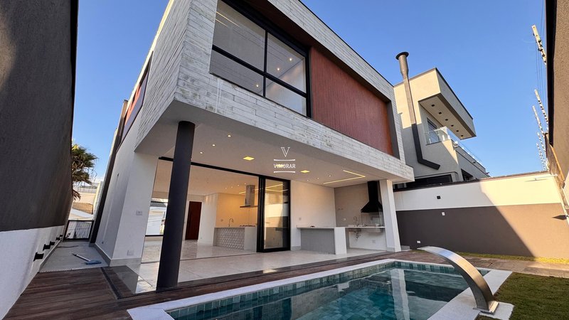 Sobrado em condom&iacute;nio 4 su&iacute;tes + 4 vagas de garagem  Arujá - 