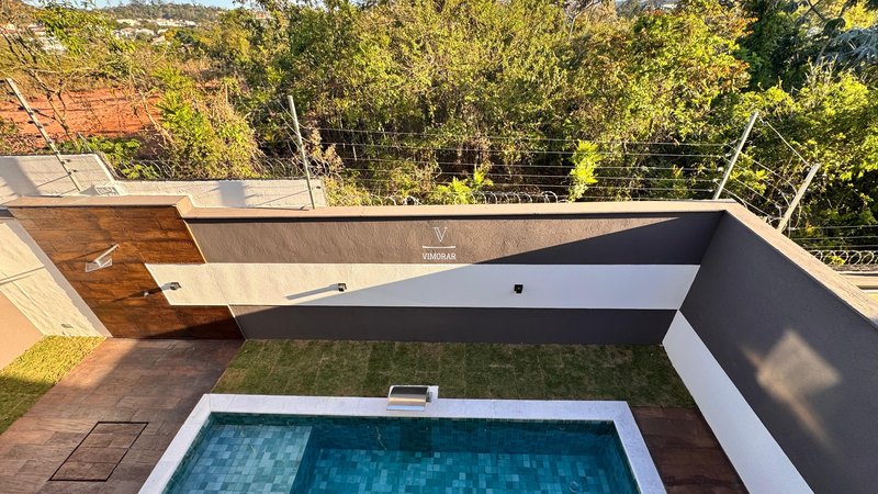 Sobrado em condom&iacute;nio 4 su&iacute;tes + 4 vagas de garagem  Arujá - 