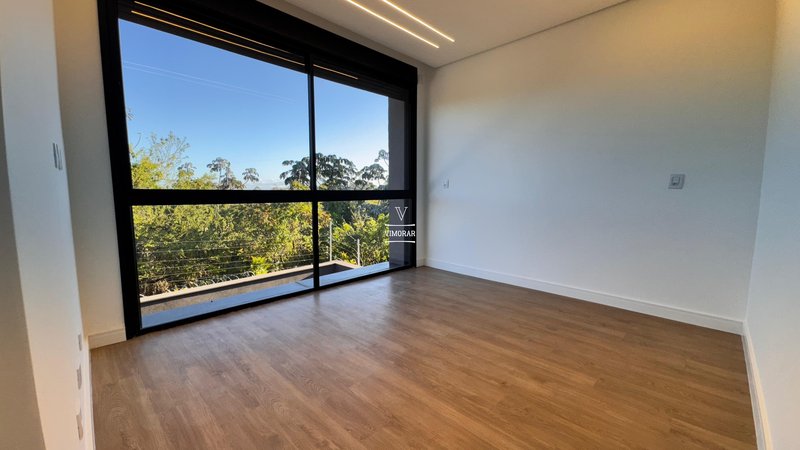 Sobrado em condom&iacute;nio 4 su&iacute;tes + 4 vagas de garagem  Arujá - 