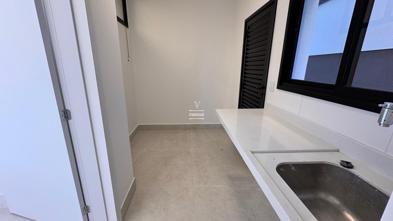 Sobrado em condom&iacute;nio 4 su&iacute;tes + 4 vagas de garagem  Arujá - 