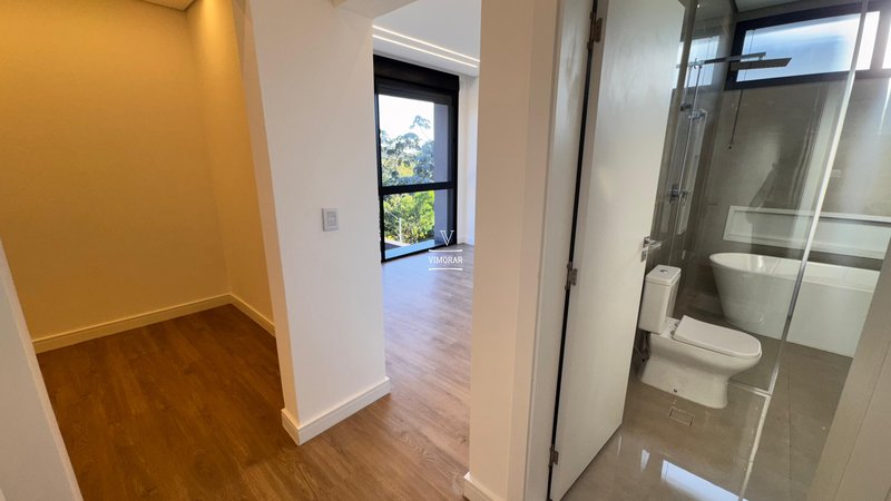 Sobrado em condom&iacute;nio 4 su&iacute;tes + 4 vagas de garagem  Arujá - 