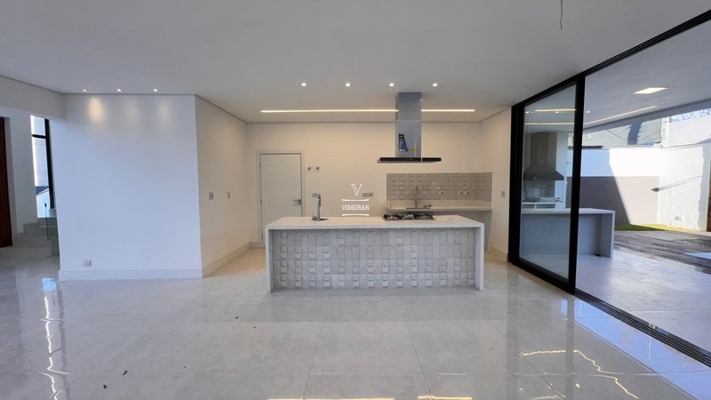 Sobrado em condom&iacute;nio 4 su&iacute;tes + 4 vagas de garagem  Arujá - 