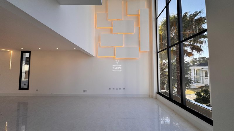 Sobrado em condom&iacute;nio 4 su&iacute;tes + 4 vagas de garagem  Arujá - 