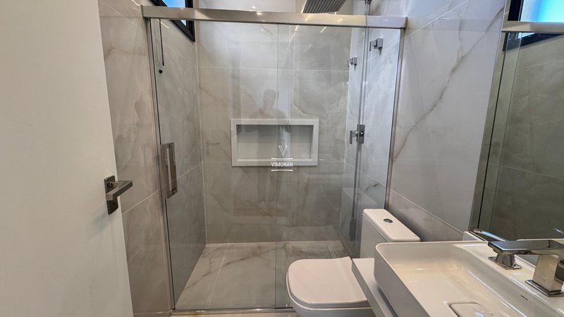 Sobrado em condom&iacute;nio 4 su&iacute;tes + 4 vagas de garagem  Arujá - 