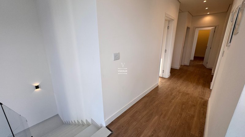 Sobrado em condom&iacute;nio 4 su&iacute;tes + 4 vagas de garagem  Arujá - 