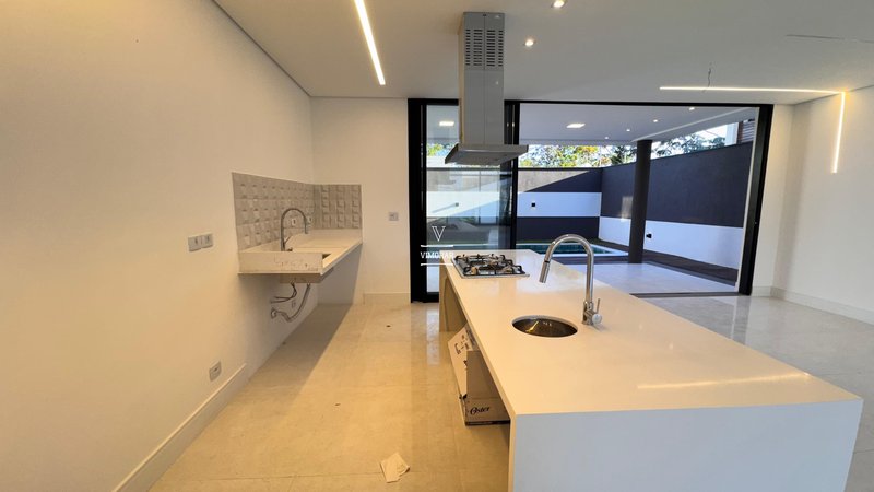 Sobrado em condom&iacute;nio 4 su&iacute;tes + 4 vagas de garagem  Arujá - 