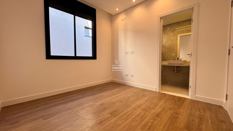 Sobrado em condom&iacute;nio 4 su&iacute;tes + 4 vagas de garagem  Arujá - 