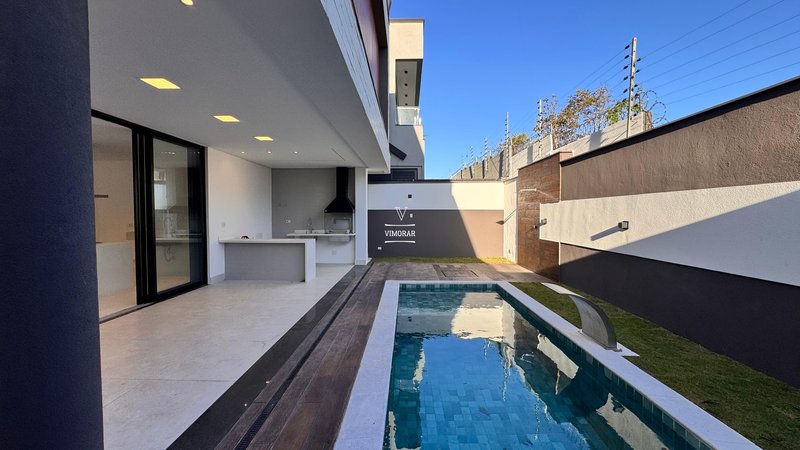 Sobrado em condom&iacute;nio 4 su&iacute;tes + 4 vagas de garagem  Arujá - 