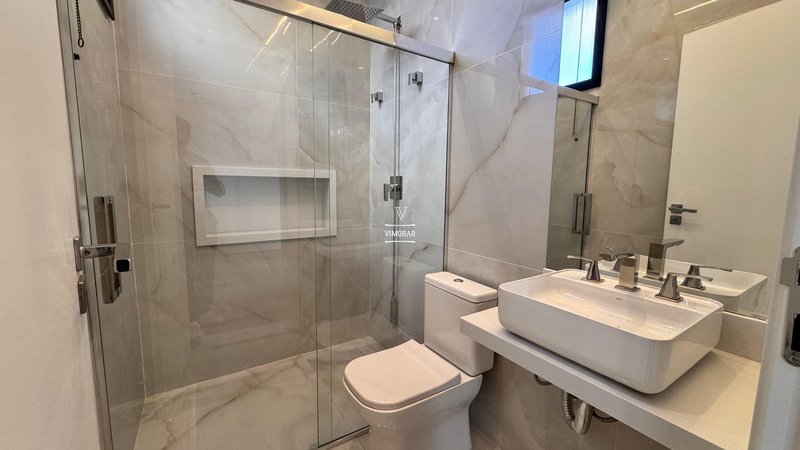 Sobrado em condom&iacute;nio 4 su&iacute;tes + 4 vagas de garagem  Arujá - 