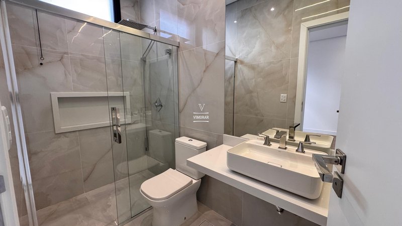 Sobrado em condom&iacute;nio 4 su&iacute;tes + 4 vagas de garagem  Arujá - 