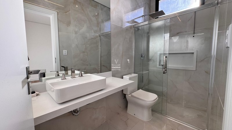 Sobrado em condom&iacute;nio 4 su&iacute;tes + 4 vagas de garagem  Arujá - 