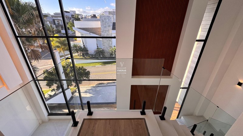 Sobrado em condom&iacute;nio 4 su&iacute;tes + 4 vagas de garagem  Arujá - 