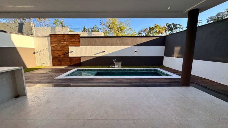 Sobrado em condom&iacute;nio 4 su&iacute;tes + 4 vagas de garagem  Arujá - 