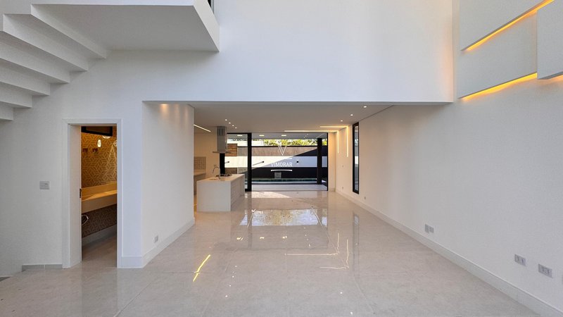 Sobrado em condom&iacute;nio 4 su&iacute;tes + 4 vagas de garagem  Arujá - 