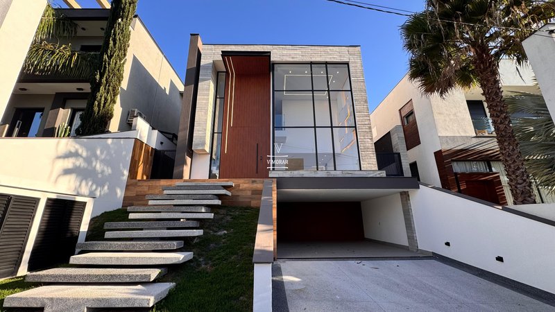 Sobrado em condom&iacute;nio 4 su&iacute;tes + 4 vagas de garagem  Arujá - 