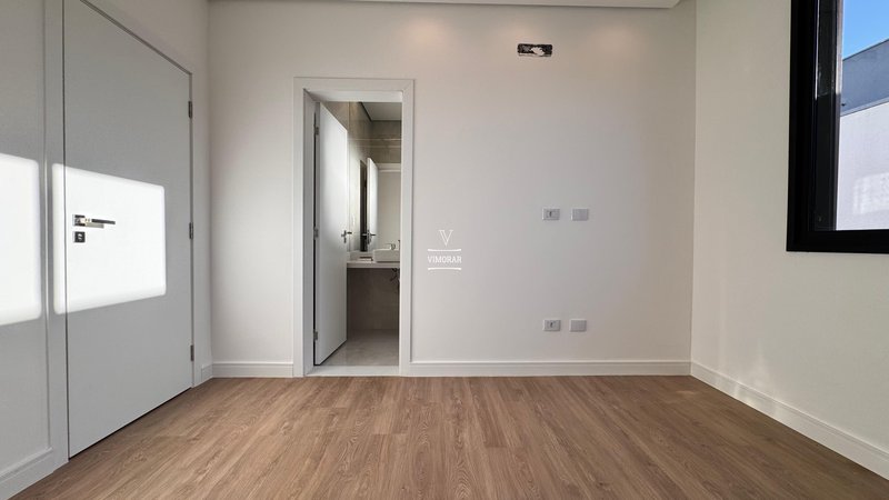 Sobrado em condom&iacute;nio 4 su&iacute;tes + 4 vagas de garagem  Arujá - 